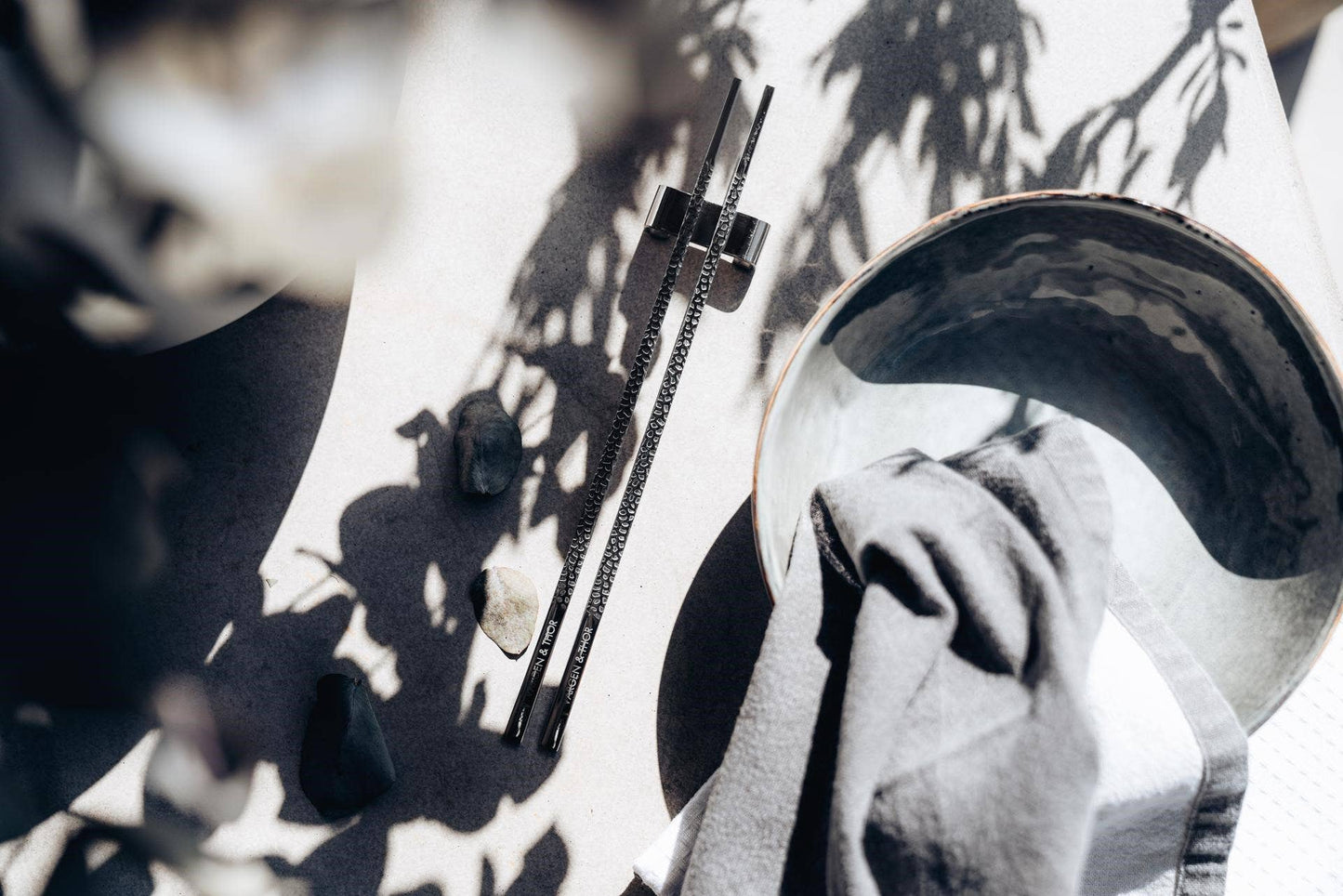 Edelstahl-Essstäbchen (4er-Set mit Haltern in Schwarz) - CULINOR