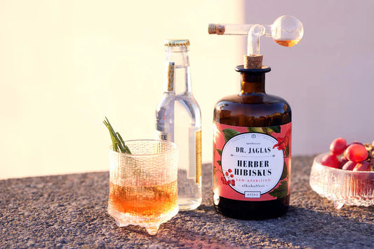 Dr. Jaglas HerberHibiskus mit Tonic Water und Rosmarin