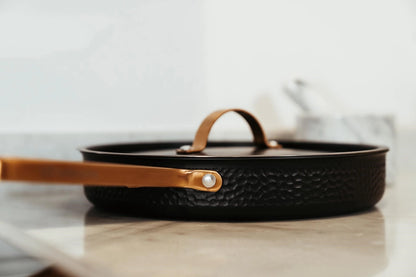 Bratpfanne – 28 cm, gehämmertes Schwarz mit Messingdetails - CULINOR